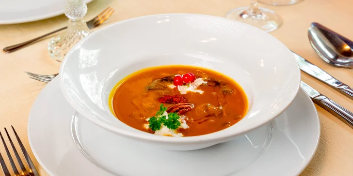Pětichodové menu pro dva: roastbeef, luxusní steak, dezert i romantická výzdoba
