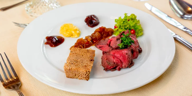 Pětichodové menu pro dva: roastbeef, luxusní steak, dezert i romantická výzdoba
