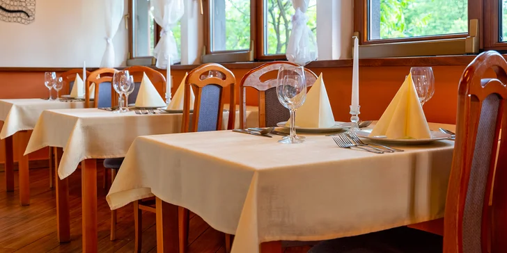 Pětichodové menu pro dva: roastbeef, luxusní steak, dezert i romantická výzdoba