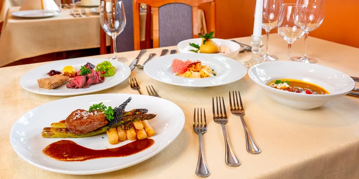 Pětichodové menu pro dva: roastbeef, luxusní steak, dezert i romantická výzdoba