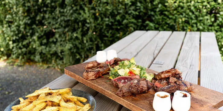 Steakové hody pro 2 osoby: masové prkno s hranolky, domácím chutney nebo burgerem
