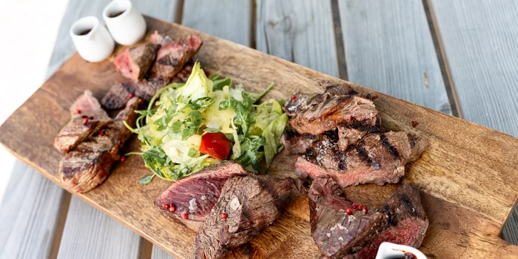 Steakové hody pro 2 osoby: masové prkno s hranolky, domácím chutney nebo burgerem
