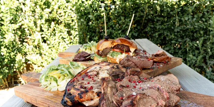 Steakové hody pro 2 osoby: masové prkno s hranolky, domácím chutney nebo burgerem
