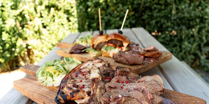 Steakové hody pro 2 osoby: masové prkno s hranolky, domácím chutney nebo burgerem