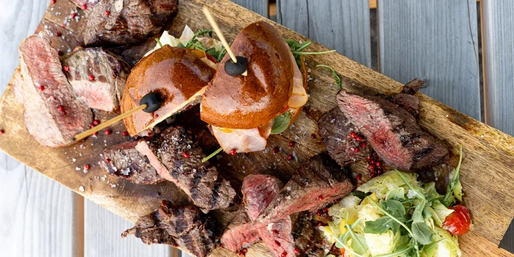 Steakové hody pro 2 osoby: masové prkno s hranolky, domácím chutney nebo burgerem