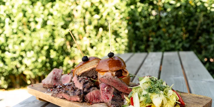 Steakové hody pro 2 osoby: masové prkno s hranolky, domácím chutney nebo burgerem