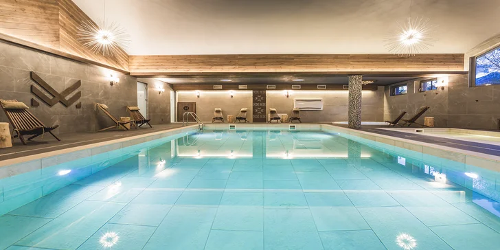 Stylový Arietes Marmont Resort****: chalety, tiny housy i wellness, 2 děti do 11,99 let zdarma