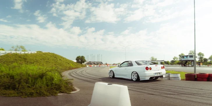 Jízda za volantem či na sedadle spolujezdce třeba i driftem v Nissan Skyline R34 nebo Nissan Silvia