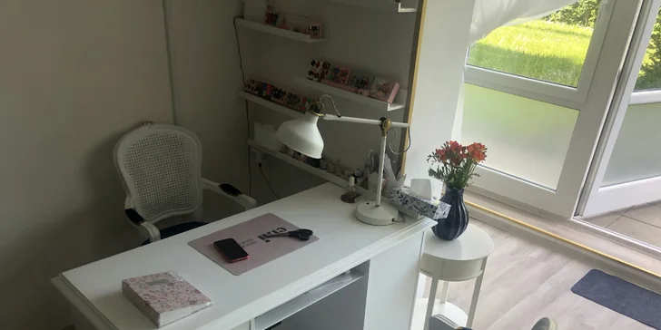 Manikúra včetně gel laku nebo modeláž nových gelových nehtů