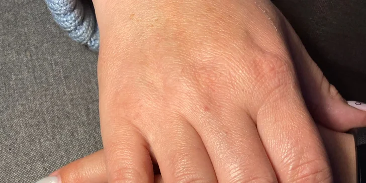Manikúra včetně gel laku nebo modeláž nových gelových nehtů