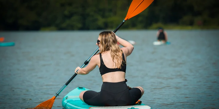 Hodina pádlování na paddleboardu pro 1 osobu na Holoubkovském rybníku