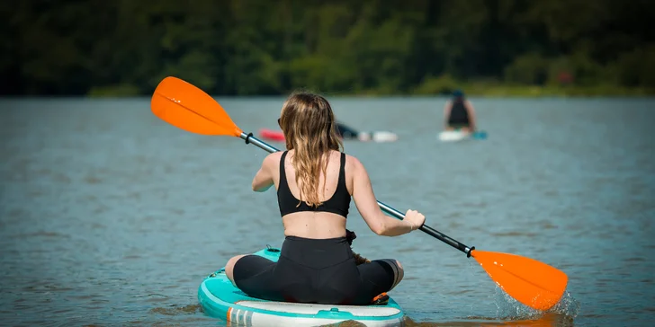 Hodina pádlování na paddleboardu pro 1 osobu na Holoubkovském rybníku