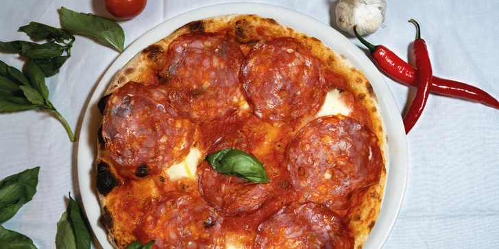 Těstoviny nebo pizza dle výběru v italské restauraci s výhledem na Petřín