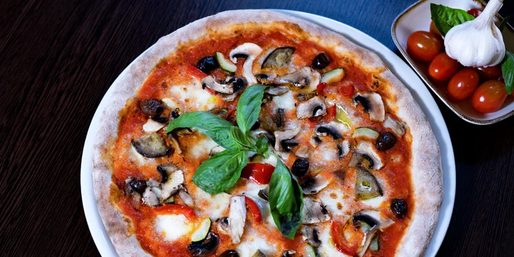 Těstoviny nebo pizza dle výběru v italské restauraci s výhledem na Petřín