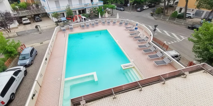 Hotel u pláže mezi Rimini a Ravennou: v ceně bazén a polopenze nebo plná penze