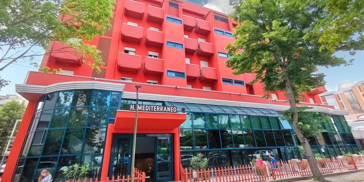 Hotel u pláže mezi Rimini a Ravennou: v ceně bazén a polopenze nebo plná penze