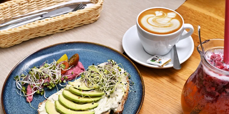 Vstup do bazénu a brunch ve volnočasovém centru v Říčanech pro 1 osobu, dvojici i rodinu