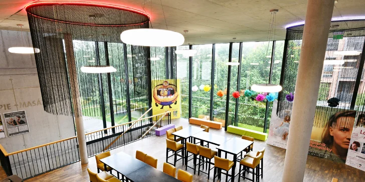 Vstup do bazénu a brunch ve volnočasovém centru v Říčanech pro 1 osobu, dvojici i rodinu