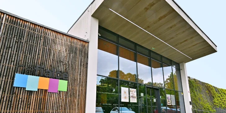 Vstup do bazénu a brunch ve volnočasovém centru v Říčanech pro 1 osobu, dvojici i rodinu