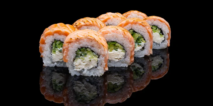 Degustační sushi set: 48 vymazlených rolek s lososem i úhořem v centru Prahy