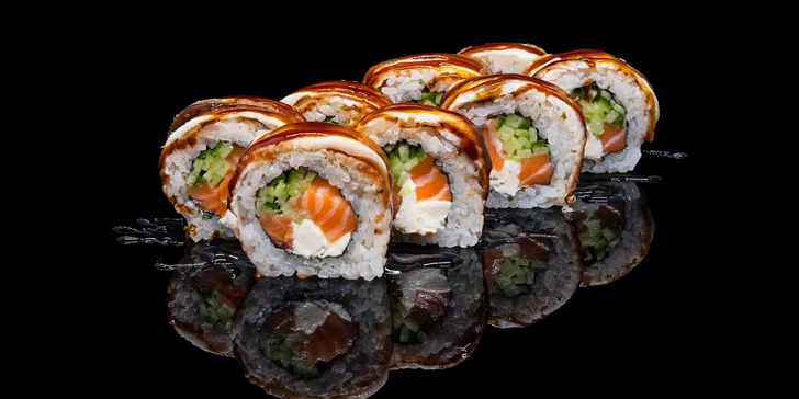 Degustační sushi set: 48 vymazlených rolek s lososem i úhořem v centru Prahy