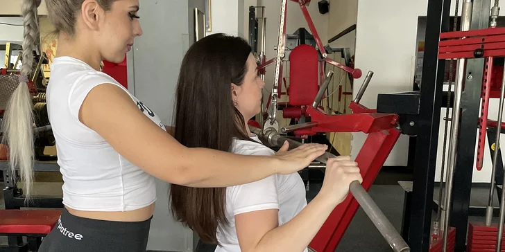 Individuální fitness lekce s trenérkou: trénink dle plánu zhotoveného na míru