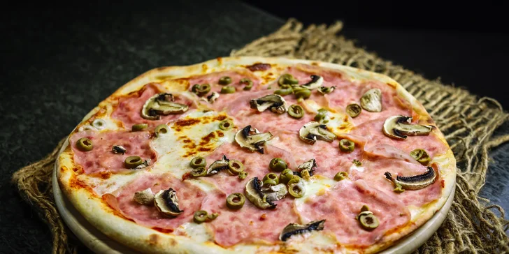 Pizza o ⌀ 40 cm nebo burger s hranolky a nápoj dle výběru pro 1 nebo 2