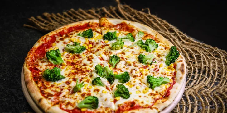 Pizza o ⌀ 40 cm nebo burger s hranolky a nápoj dle výběru pro 1 nebo 2
