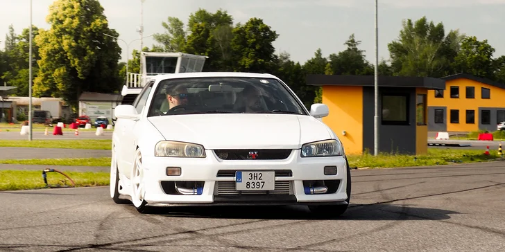 Jízda za volantem či na sedadle spolujezdce třeba i driftem v Nissan Skyline R34 nebo Nissan Silvia