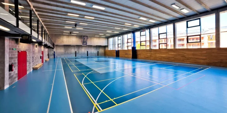 Kino nebo hodina badmintonu a brunch ve volnočasovém centru: pro 1 osobu, dvojici i rodinu