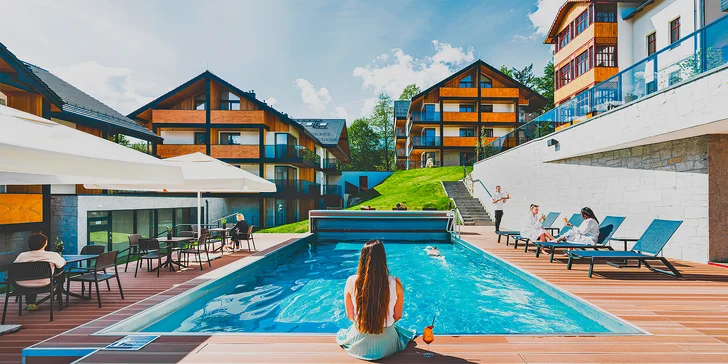 Polské Krkonoše, Karpacz: resort v alpském stylu, neomezený wellness a snídaně či polopenze