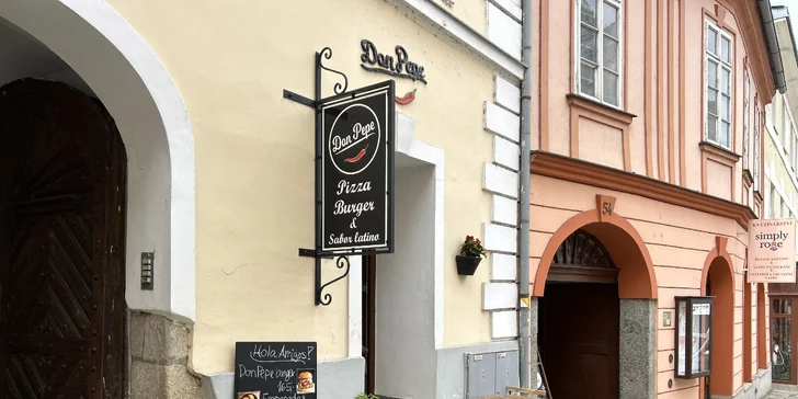 Kousek pizzy a domácí limonáda dle výběru v centru Písku: sýrová i šunková