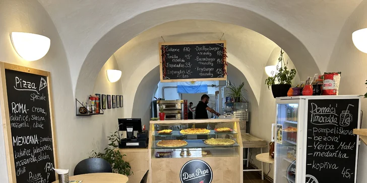 Kousek pizzy a domácí limonáda dle výběru v centru Písku: sýrová i šunková