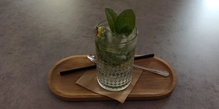 Koktejl pro 1 či 2 osoby v kavárně v Nuslích: mojito, aperol i gin tonic