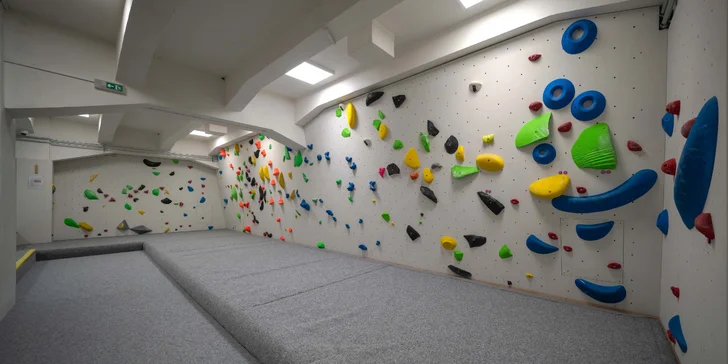 Vstupy pro nové zákazníky na boulderingovou stěnu Hudy Boulder Karlín: pro děti, studenty i dospělé
