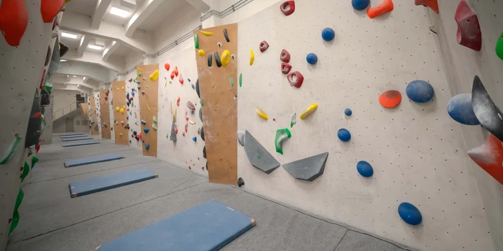 Vstupy pro nové zákazníky na boulderingovou stěnu Hudy Boulder Karlín: pro děti, studenty i dospělé