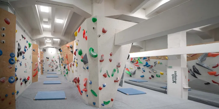 Vstupy pro nové zákazníky na boulderingovou stěnu Hudy Boulder Karlín: pro děti, studenty i dospělé