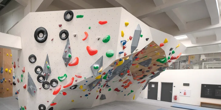 Vstupy pro nové zákazníky na boulderingovou stěnu Hudy Boulder Karlín: pro děti, studenty i dospělé