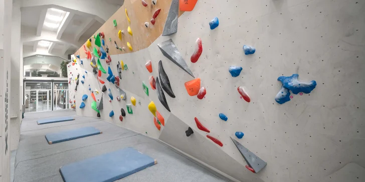 Vstupy pro nové zákazníky na boulderingovou stěnu Hudy Boulder Karlín: pro děti, studenty i dospělé