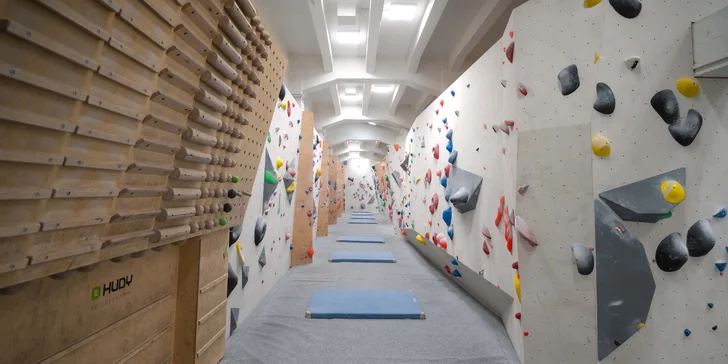 Vstupy pro nové zákazníky na boulderingovou stěnu Hudy Boulder Karlín: pro děti, studenty i dospělé