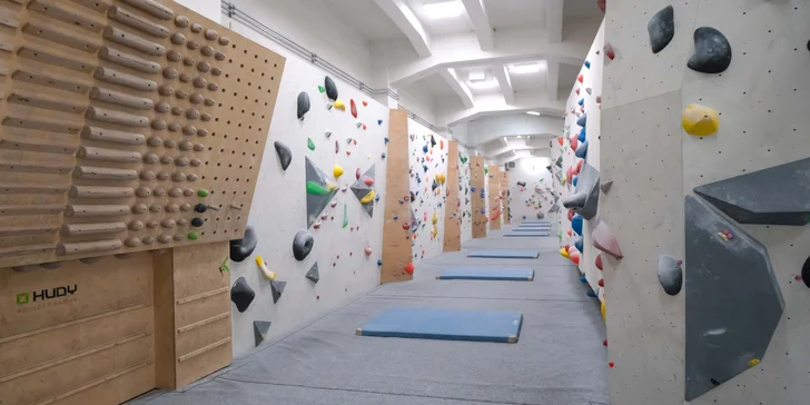Vstupy pro nové zákazníky na boulderingovou stěnu Hudy Boulder Karlín: pro děti, studenty i dospělé