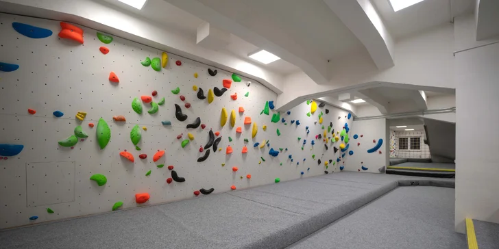 Vstupy pro nové zákazníky na boulderingovou stěnu Hudy Boulder Karlín: pro děti, studenty i dospělé