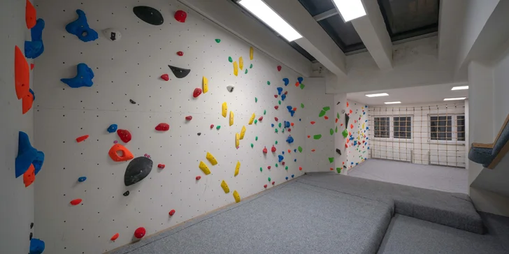 Vstupy pro nové zákazníky na boulderingovou stěnu Hudy Boulder Karlín: pro děti, studenty i dospělé