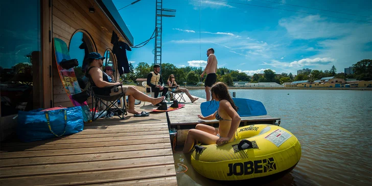 1 hod. na e-foil boardu vč. instruktora ve Wake Point Holoubkov