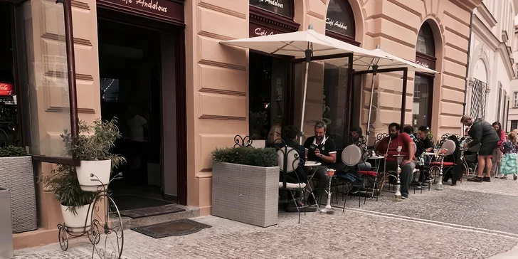 Přijďte nasát vůni exotiky: Shisha podle výběru a 2× virgin drink v orientálním lounge