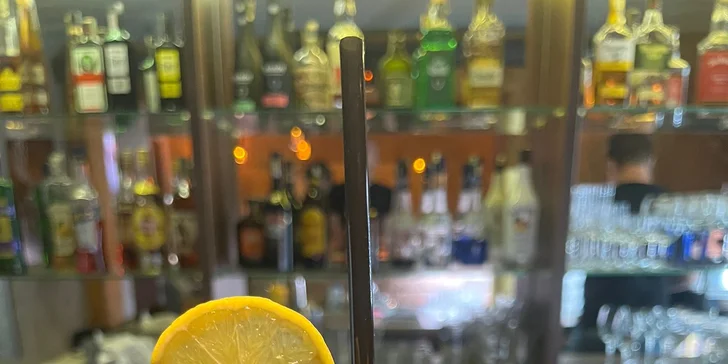 Alkoholický koktejl nebo maxi kýbl podle výběru: s vodkou, rumem i tequilou