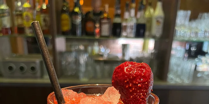 Alkoholický koktejl nebo maxi kýbl podle výběru: s vodkou, rumem i tequilou