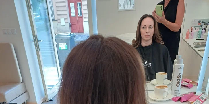 Oslňte novým účesem: Barvení vlasů s intenzivní maskou v Hair Studiu Marie