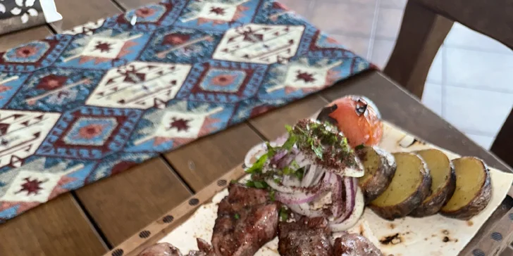Ázerbájdžánské menu pro 2 osoby: saláty, šašlik a omáčka
