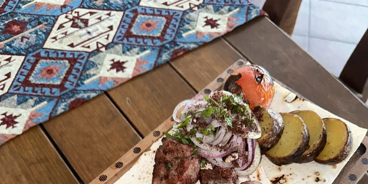 Ázerbájdžánské menu pro 2 osoby: saláty, šašlik a omáčka